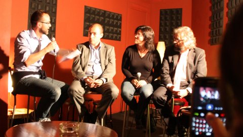 Primera trobada de BCNMediaLab al bar 37 grados de Barcelona, amb Carlos Sánchez-Almeida, advocat especialitzat en Dret d’Internet; Rosa Alba Roig, coordinadora de continguts de l’Àrea Multiplataforma de TV3; i Saül Gordillo, director de l'ACN; moderat per Andreu Castellano. Barcelona. 21 d'octubre de 2010