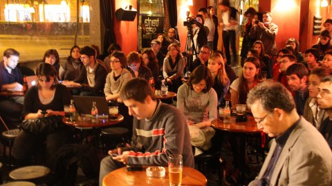 Primera trobada de BCNMediaLab al bar 37 grados de Barcelona, amb Carlos Sánchez-Almeida, advocat especialitzat en Dret d’Internet; Rosa Alba Roig, coordinadora de continguts de l’Àrea Multiplataforma de TV3; i Saül Gordillo, director de l'ACN; moderat per Andreu Castellano. Barcelona. 21 d'octubre de 2010