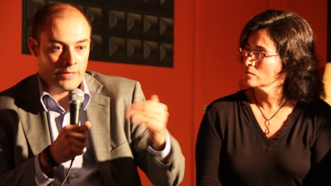Primera trobada de BCNMediaLab al bar 37 grados de Barcelona, amb Carlos Sánchez-Almeida, advocat especialitzat en Dret d’Internet; Rosa Alba Roig, coordinadora de continguts de l’Àrea Multiplataforma de TV3; i Saül Gordillo, director de l'ACN; moderat per Andreu Castellano. Barcelona. 21 d'octubre de 2010