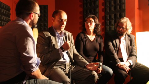 Primera trobada de BCNMediaLab al bar 37 grados de Barcelona, amb Carlos Sánchez-Almeida, advocat especialitzat en Dret d’Internet; Rosa Alba Roig, coordinadora de continguts de l’Àrea Multiplataforma de TV3; i Saül Gordillo, director de l'ACN; moderat per Andreu Castellano. Barcelona. 21 d'octubre de 2010