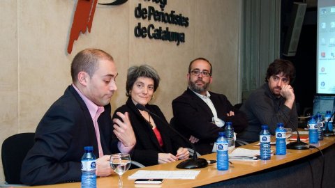 Debat sobre gestió de la identitat digital professional al Col·legi de Periodistes amb els periodistes Oriol Lladó, Karma Peiró i Saül Gordillo, moderats per Àlex Gutiérrez, posterior a la conferència de Neus Arqués, en el marc del cicle 10 en Comunicació. Col·legi de Periodistes. Barcelona. 23 de febrer de 2011