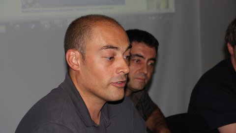 El periodista Saül Gordillo presenta la seva experiència dels mapes dels #nousajuntaments a l'antic ajuntament de Calella en el marc de la cinquena jornada de la Llopasfera, que aplega iniciatives digitals de la ciutat. Calella. 15 de juliol de 2011