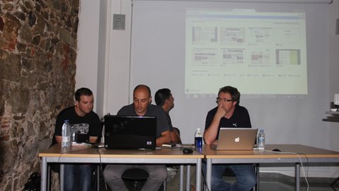 El periodista Saül Gordillo presenta la seva experiència dels mapes dels #nousajuntaments a l'antic ajuntament de Calella en el marc de la cinquena jornada de la Llopasfera, que aplega iniciatives digitals de la ciutat. Calella. 15 de juliol de 2011