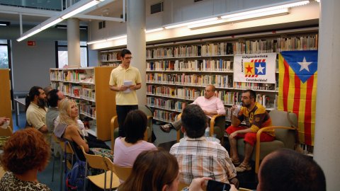 Xerrada amb Jordi Bilbeny i Saül Gordillo sobre l'independentisme a l'actualitat i la xarxa, a la biblioteca de Canet de Mar, organitzada per Òmnium Cultural Montnegre i Canet Decideix . Canet de Mar. 15 de maig de 2011