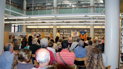 Xerrada amb Jordi Bilbeny i Saül Gordillo sobre l'independentisme a l'actualitat i la xarxa, a la biblioteca de Canet de Mar, organitzada per Òmnium Cultural Montnegre i Canet Decideix . Canet de Mar. 15 de maig de 2011
