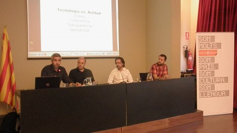 Una política 2.0, xerrada del cicle #omniumtwits, amb Ricard Espelt, regidor de Noves Tecnologies i Promoció Econòmica i Comunicació; Saül Gordillo, periodista i impulsor del portal de blocs polítics en català Poliblocs; Kim Ruiz, membre de l’Associació STIC.CAT; moderada per Xevi Montoya. Seu nacional d'Òmnium Cultural. Barcelona. 26 de maig de 2011