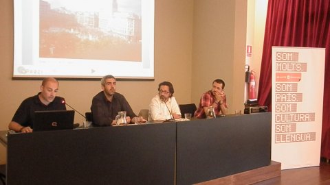 Una política 2.0, xerrada del cicle #omniumtwits, amb Ricard Espelt, regidor de Noves Tecnologies i Promoció Econòmica i Comunicació; Saül Gordillo, periodista i impulsor del portal de blocs polítics en català Poliblocs; Kim Ruiz, membre de l’Associació STIC.CAT; moderada per Xevi Montoya. Seu nacional d'Òmnium Cultural. Barcelona. 26 de maig de 2011