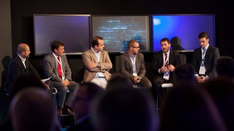 Taula rodona sobre transformació digital organitzada per SAP al Teatre Nacional de Catalunya amb Patxi Jimeno (Barceló Viajes), Fèlix Frontán (Cepsa), Jordi Escalé (CTTI), David Ruiz (AUSAPE), Sergio García Desplat (SAP) i Saül Gordillo (El Periódico). Barcelona. 20 d'octubre del 2015