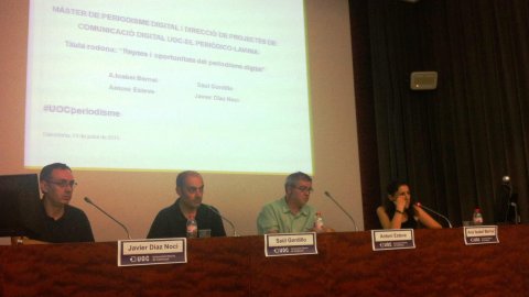 Taula rodona Reptes i oportunitats del periodisme digital, moderada per la consultora Ana Isabel Bernal, amb el cap de continguts digitals d’El Periódico, Saül Gordillo, el professor de la Universitat Pompeu Fabra i expert en Periodisme a Internet, Javier Díaz Noci i el president de la productora Lavinia, Antoni Esteve. Barcelona. 14 de juliol de 2015 
