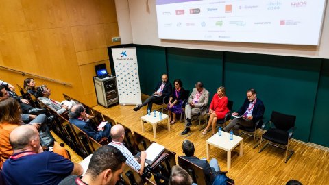 El director de Catalunya Ràdio, Saül Gordillo, modera la taula rodona Accessibilitat en els continguts digitals: oportunitat de negoci, amb Lourdes González, experta en Tecnologia i Accessibilitat de la Fundación ONCE, Thais Ruiz de Alda, fundadora de Digital Fems, Enric Sierra, director adjunt de La Vanguardia, M. Carmen Fernández, directora d’Innovació del Grup Mediapro, i Àlex Martínez Roig, director de Movistar+. CosmoCaixa. Barcelona. 25 de setembre de 2019