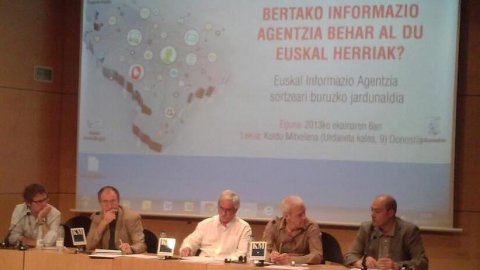 Jornada sobre la creació d'una agència basca d'informació, amb Ramón Zallo (Universidad del País Vasco), IñakI Uria (Hamaika Telebista), Txema Ramírez de la Piscina (consell d'administració d'EITB), Saül Gordillo (Agència Catalana de Notícies) i Oskar Bañuelos (corresponsal del diari Ara). Donostia. 6 de juny de 2013 