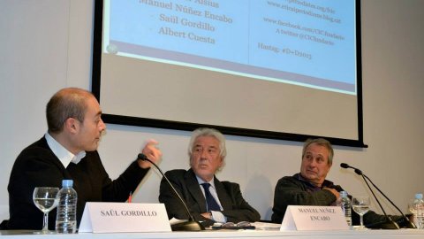 Jornada del Consell de la Informació de Catalunya al Col·legi de Periodistes de Catalunya sobre D+D: Deontologia periodística a l'espai digital, amb Salvador Alsius, professor de Periodisme a la Universitat Pompeu Fabra; Manuel Núñez Encabo, president de la Comisión de Arbitraje, Quejas y Deontología de la Federación de Asociaciones de la Prensa de España (FAPE); Saül Gordillo, cap de continguts digitals d'El Periódico; i Albert Cuesta, periodista i analista. Barcelona. 10 de desembre de 2013
