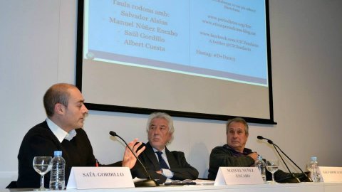Jornada del Consell de la Informació de Catalunya al Col·legi de Periodistes de Catalunya sobre D+D: Deontologia periodística a l'espai digital, amb Salvador Alsius, professor de Periodisme a la Universitat Pompeu Fabra; Manuel Núñez Encabo, president de la Comisión de Arbitraje, Quejas y Deontología de la Federación de Asociaciones de la Prensa de España (FAPE); Saül Gordillo, cap de continguts digitals d'El Periódico; i Albert Cuesta, periodista i analista. Barcelona. 10 de desembre de 2013