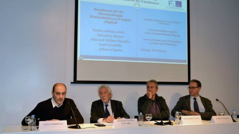Jornada del Consell de la Informació de Catalunya al Col·legi de Periodistes de Catalunya sobre D+D: Deontologia periodística a l'espai digital, amb Salvador Alsius, professor de Periodisme a la Universitat Pompeu Fabra; Manuel Núñez Encabo, president de la Comisión de Arbitraje, Quejas y Deontología de la Federación de Asociaciones de la Prensa de España (FAPE); Saül Gordillo, cap de continguts digitals d'El Periódico; i Albert Cuesta, periodista i analista. Barcelona. 10 de desembre de 2013