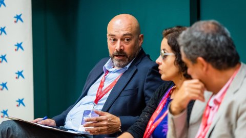 El director de Catalunya Ràdio, Saül Gordillo, modera la taula rodona Accessibilitat en els continguts digitals: oportunitat de negoci, amb Lourdes González, experta en Tecnologia i Accessibilitat de la FUNDACIÓN ONCE, Thais Ruiz de Alda, fundadora de Digital Fems, Enric Sierra, director adjunt de La Vanguardia, M. Carmen Fernández, directora d’Innovació del Grup Mediapro, i Àlex Martínez Roig, director de MOVISTAR+. CosmoCaixa. Barcelona. 25 de setembre de 2019