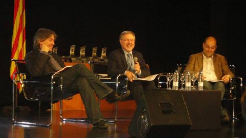 Taula de debat a la Convenció de Premsa Comarcal a El Torín d'Olot, amb els periodistes Carles Capdevila, Joan Cal i Saül Gordillo. Olot. 18 de maig de 2013
