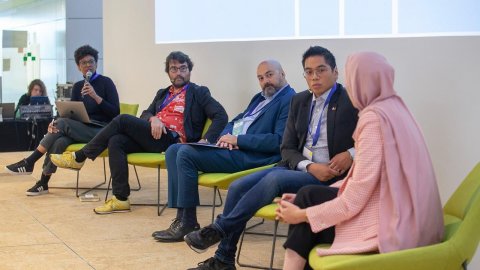 Taula rodona La construcció del sentit de pertinença dels joves fills de famílies immigrades, a l’Espai Bital, organitzada per l'Escola d'Administració Pública de Catalunya, amb Julià Guillamon, Saül Gordilo, Marc Malapitan i Salima El Yossoufi, moderats per Tania Adam. L’Hospitalet de Llobregat. 23 d'octubre de 2019