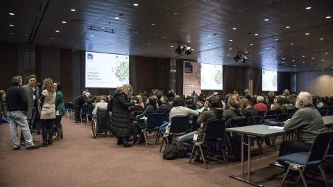 El periodista Saül Gordillo participa a la taula rodona El repte d'adaptar-nos a la xarxa del IV Congrés del Tercer Sector Social amb Òscar Velasco (Creu Roja) i Francesc Grau (IESE), moderada per Sebastià Jódar. Barcelona. 28 de novembre de 2013