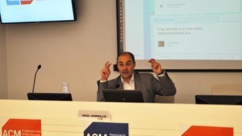El periodista Saül Gordillo imparteix la sessió Regidor 2.0 a la Matinal Enric Prat de la Riba de l'Associació Catalana de Municipis. Barcelona. 26 d'octubre de 2012