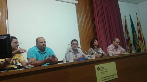 Debat a l'Aula Magna de l'Escola Universitària de Teixits de Punt de Canet de Mar amb Manolo Ortega, Pilar Calvo i Saül Gordillo, moderat per Emili Sánchez i organitzat l'Assemblea. Canet de Mar. 26 d'octubre de 2014