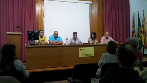 Debat a l'Aula Magna de l'Escola Universitària de Teixits de Punt de Canet de Mar amb Manolo Ortega, Pilar Calvo i Saül Gordillo, moderat per Emili Sánchez i organitzat l'Assemblea. Canet de Mar. 26 d'octubre de 2014
