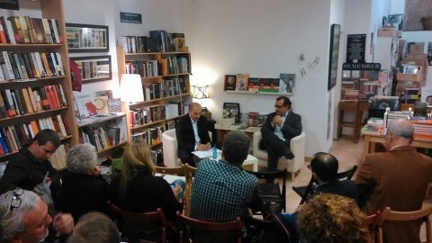 El periodista Saül Gordillo presenta el nou llibre del director adjunt d'El Periódico de Catalunya Albert Sáez 'El periodisme després de Twitter', assaig guanyador del Premi Joan Fuster que reflexiona sobre el present i el futur del periodisme. Llibreria Dòria. Mataró. 14 d'abril de 2015 