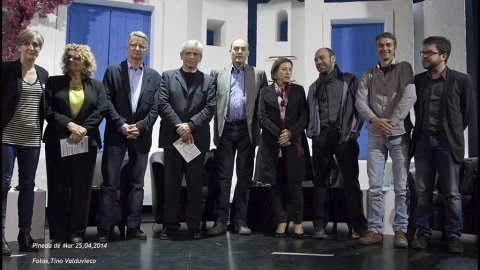 Tres-centes persones assisteixen al debat sobre el dret a decidir amb Carme Forcadell (Assemblea Nacional Catalana), Eduardo Reyes (Súmate), Marcel Mauri (Òmnium), els diputats al Parlament Joan Morell (CiU), Pere Aragonès (ERC), Marina Geli (PSC) i Dolors Camats (ICV-EUiA), el regidor de la CUP de Mataró Xavier Safont-Tria, moderats pel periodista Saül Gordillo. Centre Cultural i Recreatiu. Pineda de Mar. 25 d'abril de 2014