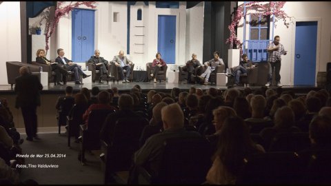 Tres-centes persones assisteixen al debat sobre el dret a decidir amb Carme Forcadell (Assemblea Nacional Catalana), Eduardo Reyes (Súmate), Marcel Mauri (Òmnium), els diputats al Parlament Joan Morell (CiU), Pere Aragonès (ERC), Marina Geli (PSC) i Dolors Camats (ICV-EUiA), el regidor de la CUP de Mataró Xavier Safont-Tria, moderats pel periodista Saül Gordillo. Centre Cultural i Recreatiu. Pineda de Mar. 25 d'abril de 2014
