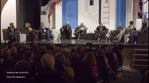 Tres-centes persones assisteixen al debat sobre el dret a decidir amb Carme Forcadell (Assemblea Nacional Catalana), Eduardo Reyes (Súmate), Marcel Mauri (Òmnium), els diputats al Parlament Joan Morell (CiU), Pere Aragonès (ERC), Marina Geli (PSC) i Dolors Camats (ICV-EUiA), el regidor de la CUP de Mataró Xavier Safont-Tria, moderats pel periodista Saül Gordillo. Centre Cultural i Recreatiu. Pineda de Mar. 25 d'abril de 2014