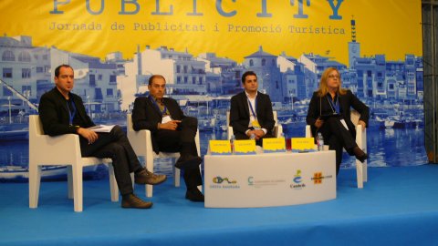 Jornada de Publicitat i Promoció Turística Publicity, amb Saül Gordillo, periodista; Aitor Jiménez, cap de comunicació i gestor d'esdeveniments esportius de 8Media (Octagon); Trina Milán, social media consultant de l'agència Elogia; i Joan Morales, director de la revista Descobrir Catalunya. Cambrils. 24 de novembre de 2011