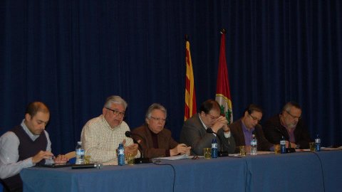 Debat amb l'alcalde i exalcaldes d'Arenys de Mar Ignasi Moreno (PSC), Miquel Rubirola (CDC), Joaquim Ponsarnau (ERC), Ramon Vinyes (PSC) i Estanislau Fors (UDC) sobre la independència de Catalunya, coincidint amb la presentació de l'Assemblea Nacional Catalana (ANC), moderat pel periodista Saül Gordillo. Edifici Calisay. Arenys de Mar. 11 de desembre de 2011