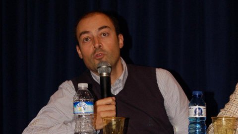 Debat amb l'alcalde i exalcaldes d'Arenys de Mar Ignasi Moreno (PSC), Miquel Rubirola (CDC), Joaquim Ponsarnau (ERC), Ramon Vinyes (PSC) i Estanislau Fors (UDC) sobre la independència de Catalunya, coincidint amb la presentació de l'Assemblea Nacional Catalana (ANC), moderat pel periodista Saül Gordillo. Edifici Calisay. Arenys de Mar. 11 de desembre de 2011