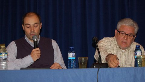 Debat amb l'alcalde i exalcaldes d'Arenys de Mar Ignasi Moreno (PSC), Miquel Rubirola (CDC), Joaquim Ponsarnau (ERC), Ramon Vinyes (PSC) i Estanislau Fors (UDC) sobre la independència de Catalunya, coincidint amb la presentació de l'Assemblea Nacional Catalana (ANC), moderat pel periodista Saül Gordillo. Edifici Calisay. Arenys de Mar. 11 de desembre de 2011