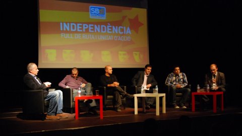 Taula rodona Sant Boi decideix independència amb Èric Bertran (CDC), Jordi Fàbrega (ERC), Uriel Bertran (SI), Joan Carretero (RCAT) i Xavier Angelergues (CUP) al teatre de Cal Ninyo, moderada pel periodista Saül Gordillo. Sant Boi de Llobregat. 15 de desembre de 2011