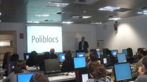 El periodista Saül Gordillo imparteix la sessió en el Postgrau de Comunicació Estratègica Digital de la Universitat Pompeu Fabra, en el campus al 22@. Barcelona. 9 de gener de 2012