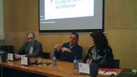 Taula rodona amb la directora de Ràdio 4, Olga Rodríguez, el redactor en cap d'El Punt Avui Ricard Palau i el periodista Saül Gordillo, en el marc del curs-taller de corresponsals comarcals i locals, que organitza el Col·legi de Periodistes, a la sala del Centre Internacional de Premsa. Barcelona. 22 de febrer de 2012