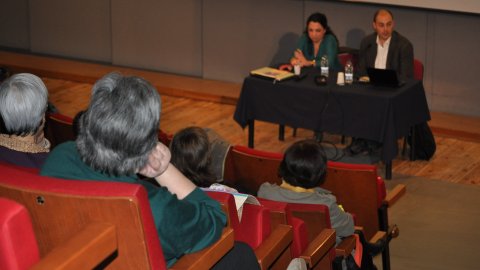 Jornada Comuniquem a La Bisbal d'Empordà, amb els periodistes Sílvia Cobo i Saül Gordillo sobre periodisme i comunicació 2.0. Edifici El Mundial. La Bisbal d'Empordà. 16 de març de 2012