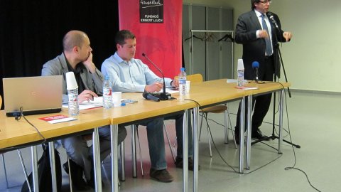 Jornada Vies de Diàleg de Girona amb el títol Xarxes socials: informació i democràcia, a la biblioteca Ernest Lluch, amb Carles Puigdemont, alcalde de Girona; Saül Gordillo, cap de continguts digitals d'El Periódico de Catalunya; Mariona Ferrer, professora del Departament de Ciències Polítiques i Socials de la Universitat Pompeu Fabra; Josep Campmajó, escriptor i empresari vinculat a l'associacionisme gironí; i Oriol Mas, periodista. Girona. 15 de maig de 2012