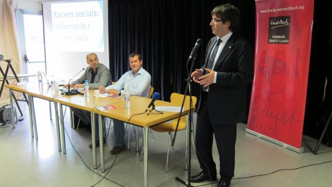 Jornada Vies de Diàleg de Girona amb el títol Xarxes socials: informació i democràcia, a la biblioteca Ernest Lluch, amb Carles Puigdemont, alcalde de Girona; Saül Gordillo, cap de continguts digitals d'El Periódico de Catalunya; Mariona Ferrer, professora del Departament de Ciències Polítiques i Socials de la Universitat Pompeu Fabra; Josep Campmajó, escriptor i empresari vinculat a l'associacionisme gironí; i Oriol Mas, periodista. Girona. 15 de maig de 2012