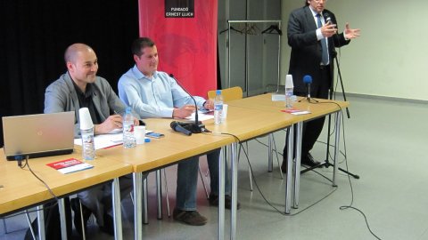 Jornada Vies de Diàleg de Girona amb el títol Xarxes socials: informació i democràcia, a la biblioteca Ernest Lluch, amb Carles Puigdemont, alcalde de Girona; Saül Gordillo, cap de continguts digitals d'El Periódico de Catalunya; Mariona Ferrer, professora del Departament de Ciències Polítiques i Socials de la Universitat Pompeu Fabra; Josep Campmajó, escriptor i empresari vinculat a l'associacionisme gironí; i Oriol Mas, periodista. Girona. 15 de maig de 2012