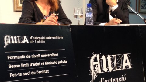 Conferència inaugural del periodista Saül Gordillo a l'Aula d'extensió universitària de Calella al Casal l'Amistat, acompanyat de l'alcaldessa, Montserrat Candini. Calella. 3 d'octubre de 2012