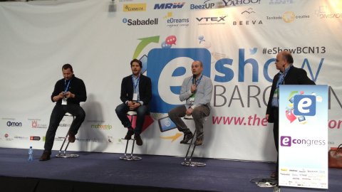 Taula rodona a la fira e-Show Barcelona, amb David Segura, Director General Double You; Jan Badosa, Creative Developer en digital Seed; i Saül Gordillo, cap de continguts digitals d'El Periódico de Catalunya, moderada per Enrique San Juan, CEO Community Internet-The Social Media Company. Fira de Barcelona. 14 de març de 2013