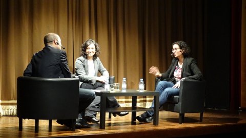 Conversa del periodista Saül Gordillo amb la secretària general d'ERC Marta Rovira i la regidora Cristina Gómez al Teatre Orfeó. Calella. 28 de febrer de 2015