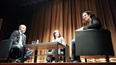 Conversa del periodista Saül Gordillo amb la secretària general d'ERC Marta Rovira i la regidora Cristina Gómez al Teatre Orfeó. Calella. 28 de febrer de 2015