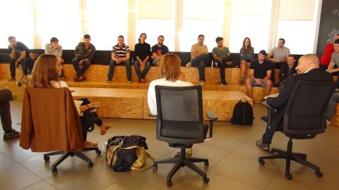 Taula rodona sobre com les 'start-ups' poden aconseguir visibilitat a través dels mitjans de comunicació, a Wayra, l'edifici de Telefónica al Fòrum de Barcelona, amb els periodistes Mar Galtés (La Vanguardia), Saül Gordillo (El Periódico), Tina Díaz (Expansión) i Héctor Manzano (Barcinno). Torre Telefónica. Barcelona. 17 de setembre de 2015