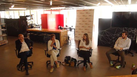 Taula rodona sobre com les 'start-ups' poden aconseguir visibilitat a través dels mitjans de comunicació, a Wayra, l'edifici de Telefónica al Fòrum de Barcelona, amb els periodistes Mar Galtés (La Vanguardia), Saül Gordillo (El Periódico), Tina Díaz (Expansión) i Héctor Manzano (Barcinno). Torre Telefónica. Barcelona. 17 de setembre de 2015