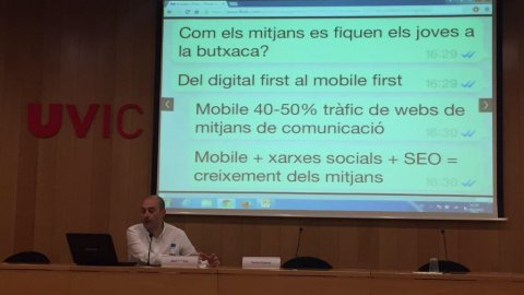 Conferència del periodista Saül Gordillo, cap de continguts digitals d'El Periódico, titulada Com els mitjans es fiquen els joves a la butxaca? a l'Aula Magna de la Universitat de Vic, presentat pel professor i vicedegà de la Facultat d'Empresa i Comunicació, Xavier Ginesta. Vic. 15 d'abril de 2015 