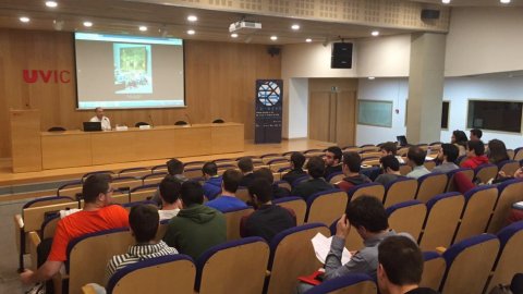 Conferència del periodista Saül Gordillo, cap de continguts digitals d'El Periódico, titulada Com els mitjans es fiquen els joves a la butxaca? a l'Aula Magna de la Universitat de Vic, presentat pel professor i vicedegà de la Facultat d'Empresa i Comunicació, Xavier Ginesta. Vic. 15 d'abril de 2015 