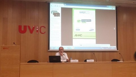 Conferència del periodista Saül Gordillo, cap de continguts digitals d'El Periódico, titulada Com els mitjans es fiquen els joves a la butxaca? a l'Aula Magna de la Universitat de Vic, presentat pel professor i vicedegà de la Facultat d'Empresa i Comunicació, Xavier Ginesta. Vic. 15 d'abril de 2015 