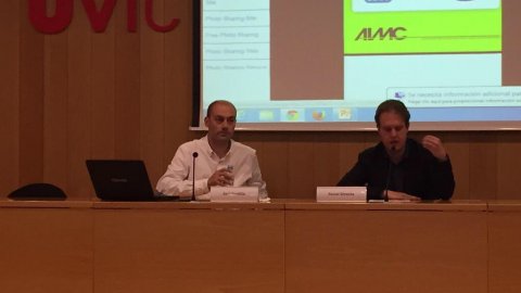 Conferència del periodista Saül Gordillo, cap de continguts digitals d'El Periódico, titulada Com els mitjans es fiquen els joves a la butxaca? a l'Aula Magna de la Universitat de Vic, presentat pel professor i vicedegà de la Facultat d'Empresa i Comunicació, Xavier Ginesta. Vic. 15 d'abril de 2015 